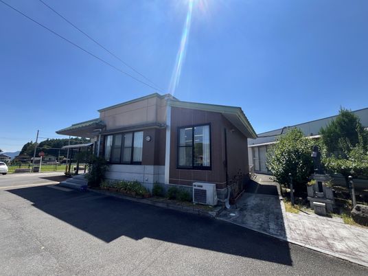 青空と施設の外観