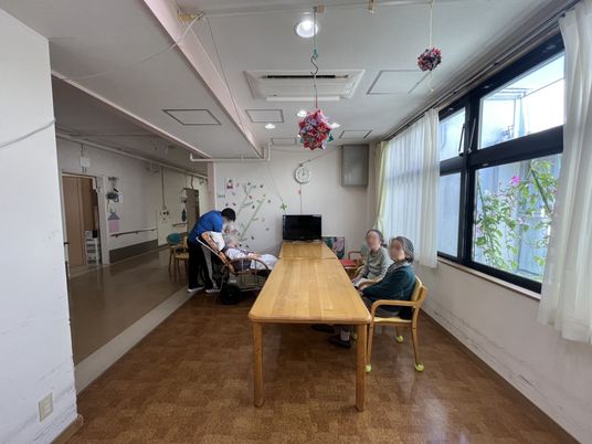 明るい空間のテーブル