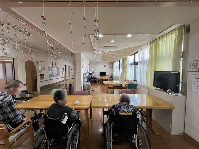 車椅子で過ごせる広々とした空間 リビング 広々としたリビングで、車椅子の方もリラックスしてくつろげる明るい空間が広がっています。