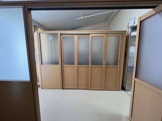 広く明るい廊下