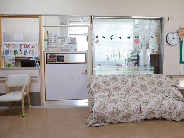 花柄ソファの居室 居室 自然光が差し込む、温かみのある居室です。花柄のソファがアクセントになっています。