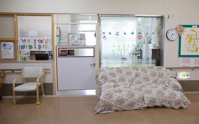 花柄ソファの居室 居室 自然光が差し込む、温かみのある居室です。花柄のソファがアクセントになっています。