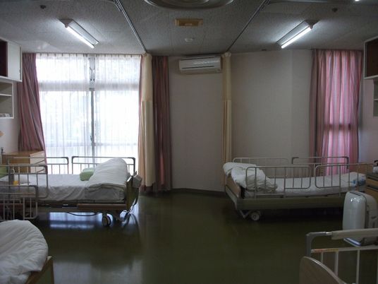 ベッドが並ぶ居室  