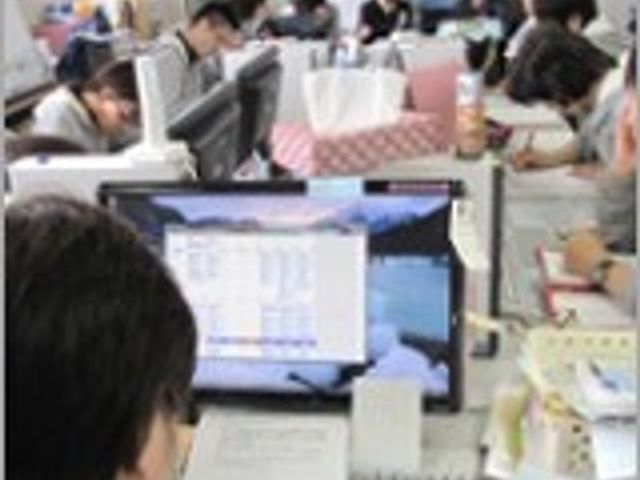職員の働く様子 スタッフイメージ 職員が協力して業務を行う空間です。同僚とのコミュニケーションが活発です。