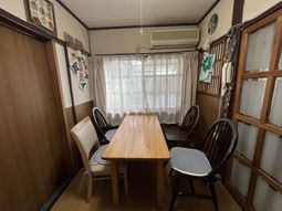 窓際のダイニングルーム