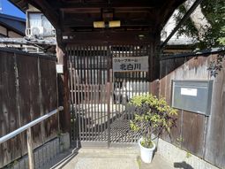 木製の門がある玄関