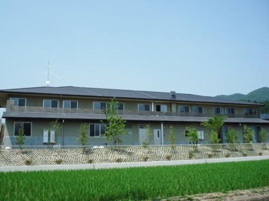 緑に囲まれた建物外観