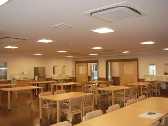 ゆとりのある明るい食堂