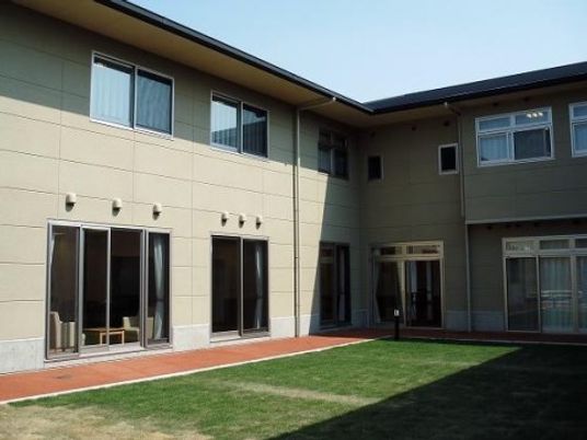 中庭の明るい風景