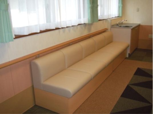 待合スペースのソファと洗面台
