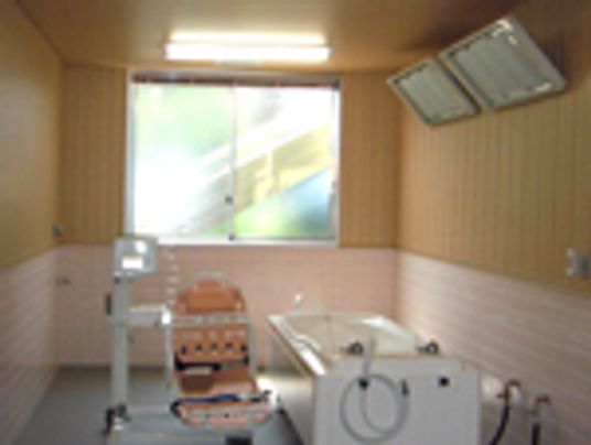 明るい清潔な浴室