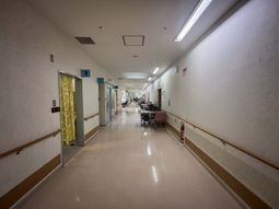 人がいる広い廊下