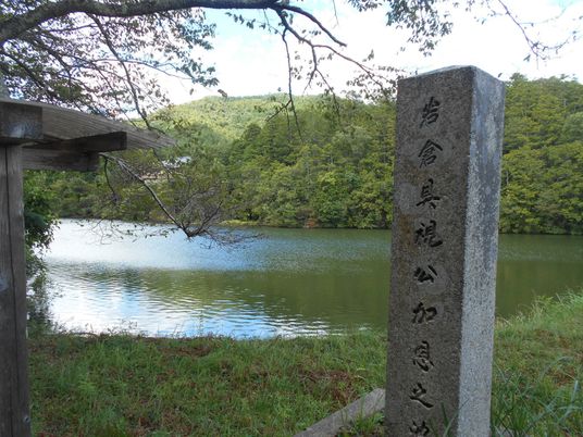 静かな湖と自然の景観