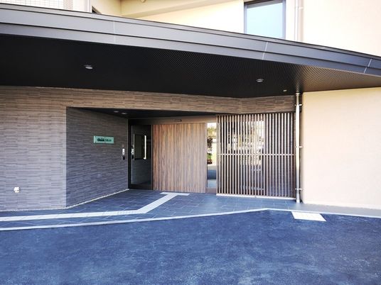 入り口と木目の扉