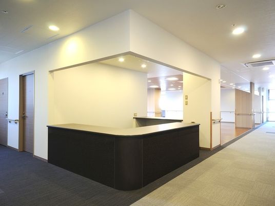 白と木目調のフロント