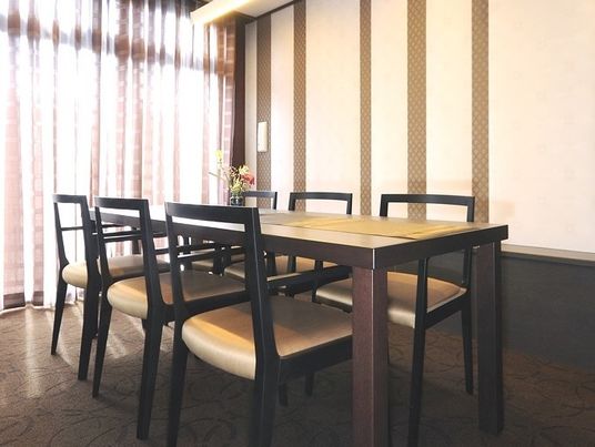 明るいダイニングテーブル