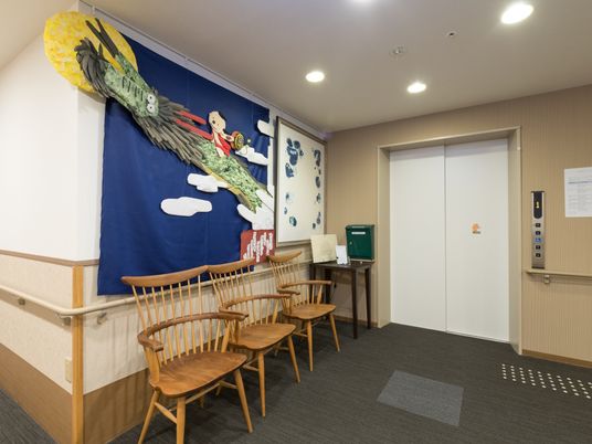 廊下の装飾と椅子