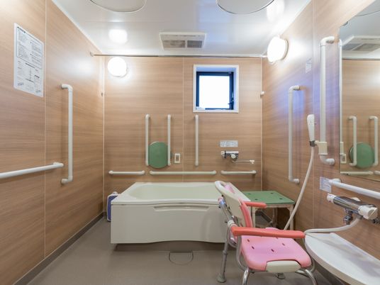 バリアフリー設計の浴室
