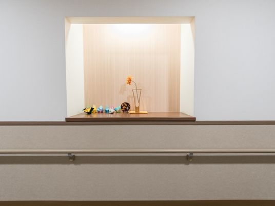 廊下の飾り棚と花