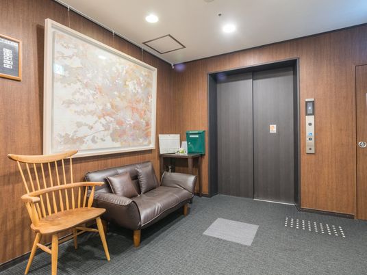 エレベーター前の待合スペース