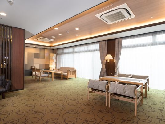 暖色調の落ち着いたラウンジ