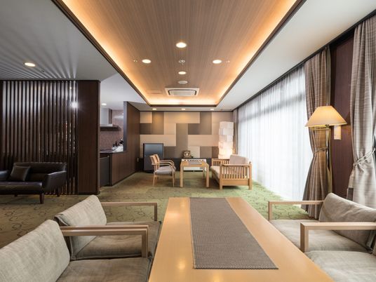 落ち着いた雰囲気のラウンジ