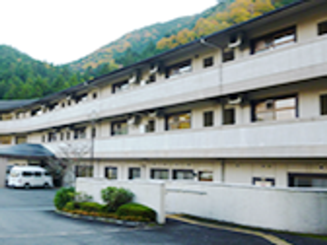 緑に囲まれた建物外観 外観 静かな環境に位置する施設の外観です。この穏やかな雰囲気で働くことができます。