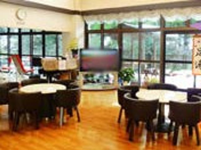 大きな窓のラウンジ ラウンジ 自然光がたっぷり入るラウンジです。広々とした空間でゆったりくつろげます。