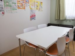 白いテーブルと椅子のある部屋