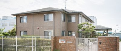 緑に囲まれた建物外観