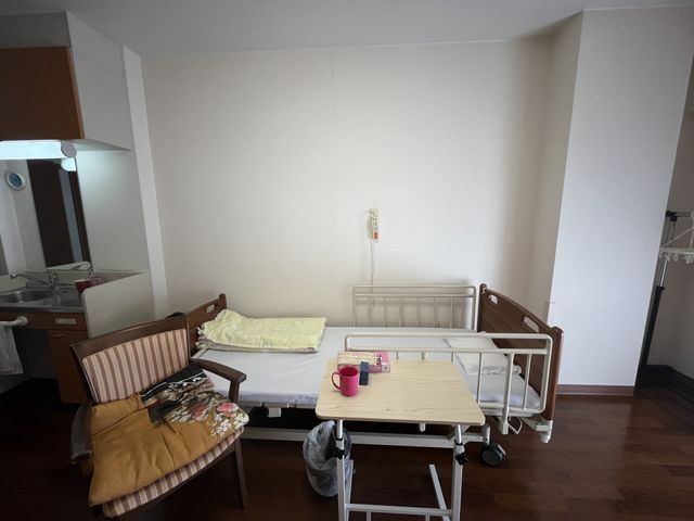 落ち着いた居室 居室 自然光が入る落ち着いた居室では、リラックスして過ごせます。温もりを感じる木目調の家具が魅力です。