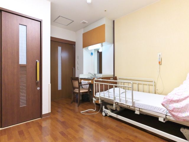 居室の様子 居室 やわらかな照明が灯る広々とした居室です。必要な設備が整い、快適な生活を支えます。