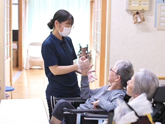 明るい廊下の手助けシーン