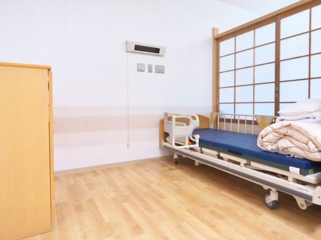 居心地の良い居室 居室 調節可能なベッドが備えられ、落ち着いた雰囲気の個室です。和風のデザインが心を和ませます。
