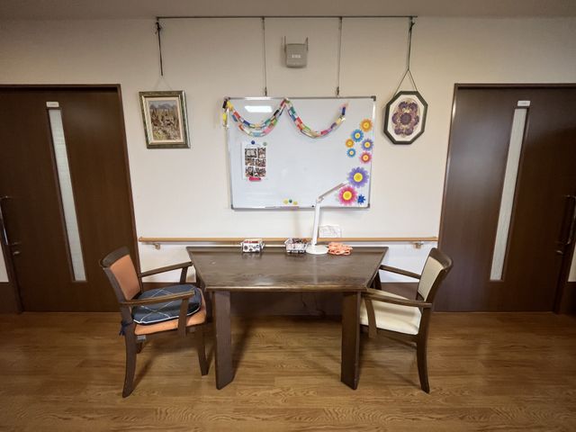 デコレーションされた壁の部屋
