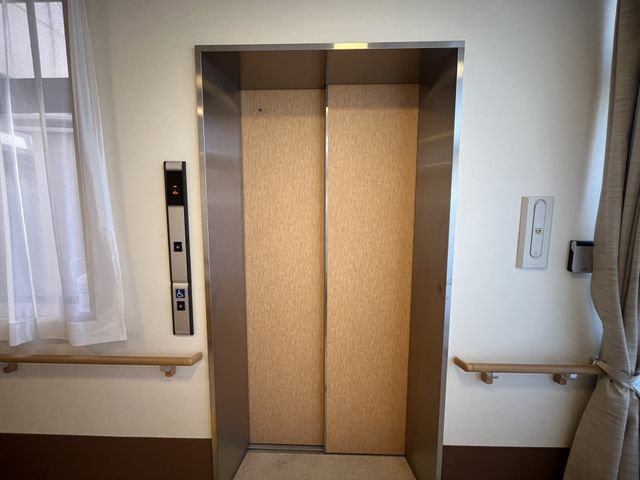 落ち着いた色合いのエレベーター