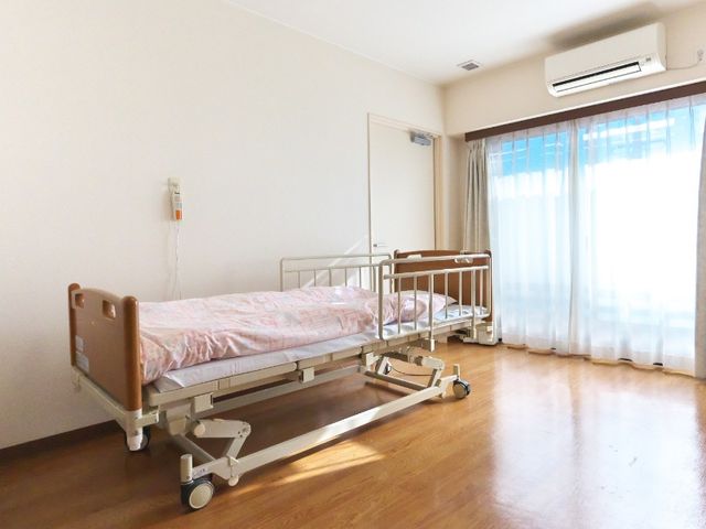 居心地の良い居室 居室 広々とした明るい個室です。ベッドとエアコン完備で、心地よい日差しが差し込む窓辺があります。