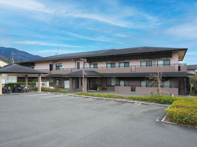 明るく清潔な外観 外観 広々とした駐車場がある落ち着いた色合いの建物です。柔らかな光が差し込む開放的な雰囲気が感じられます。