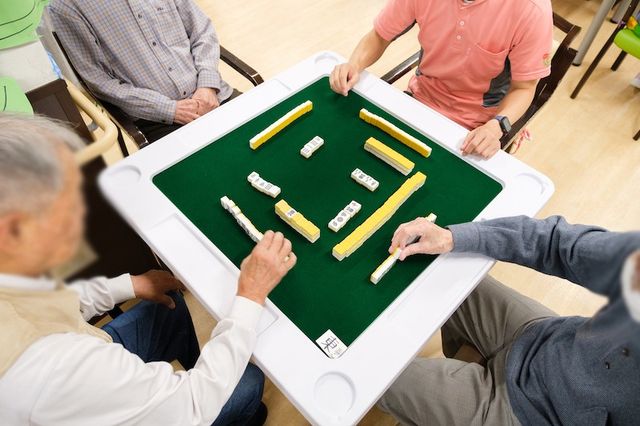 ゲームに興じる様子 レクリエーションルーム 人々が集まり、リラックスした雰囲気の中で楽しくゲームを楽しめるスペースです。