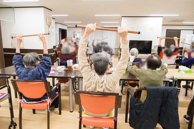 運動中の人々が集う部屋 多目的室 明るい多目的室で、利用者がリラックスして運動を楽しむ姿が見られます。和やかな雰囲気です。