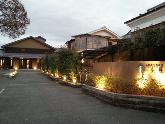 和風の外観が見える建物前  