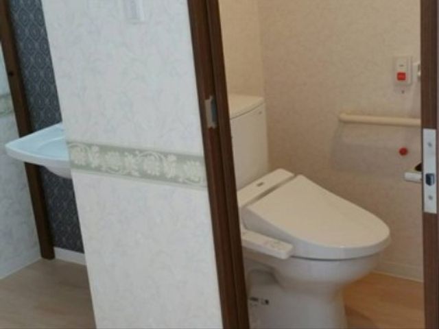 清潔感のあるトイレスペース トイレ 清潔でモダンなデザインの個室トイレです。安全を考慮した手すりも完備しており、快適にご利用いただけます。