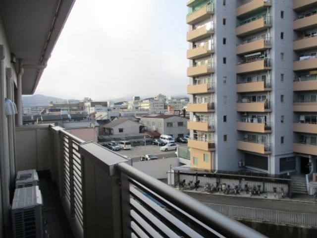 バルコニーからの街並み 居室 ゆったりとしたバルコニーから望む景色は、快適な休息時間を提供します。心地よい風が吹き抜ける開放的な空間です。