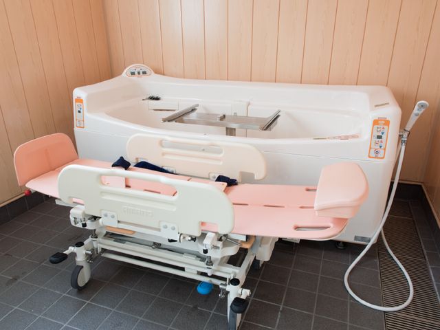 機能的な洗浄浴槽 お風呂場 最新式のバリアフリーに配慮された浴室です。お身体の不自由な方にも安心してご利用いただける工夫が施されています。