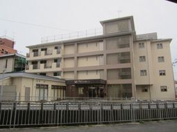 多階層の建物の外観