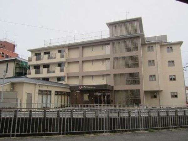 多階層の建物の外観