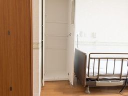 居室内のベッドとクローゼット