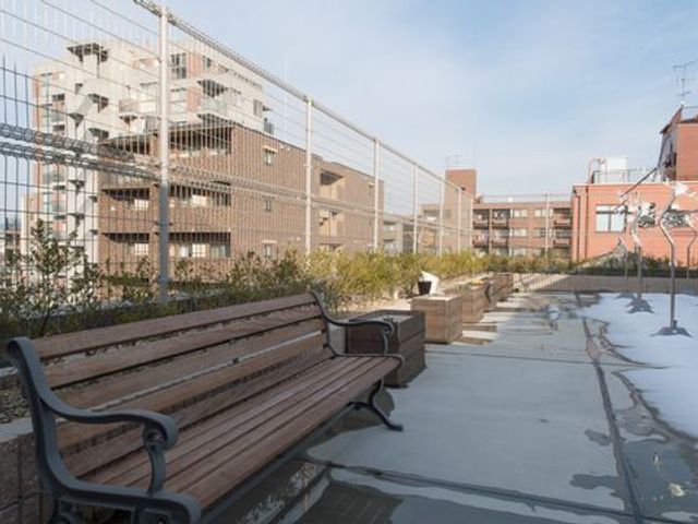 清潔な中庭のベンチ 屋上 清々しい空気の流れる中庭で、ベンチに座ってゆったりとした時間を過ごすことができます。静かな環境はリラックスするのに最適です。