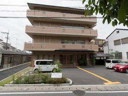 落ち着いた色調の建物外観