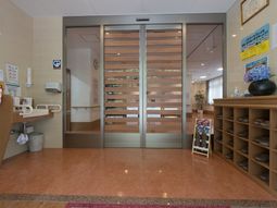 明るく清潔なエントランス